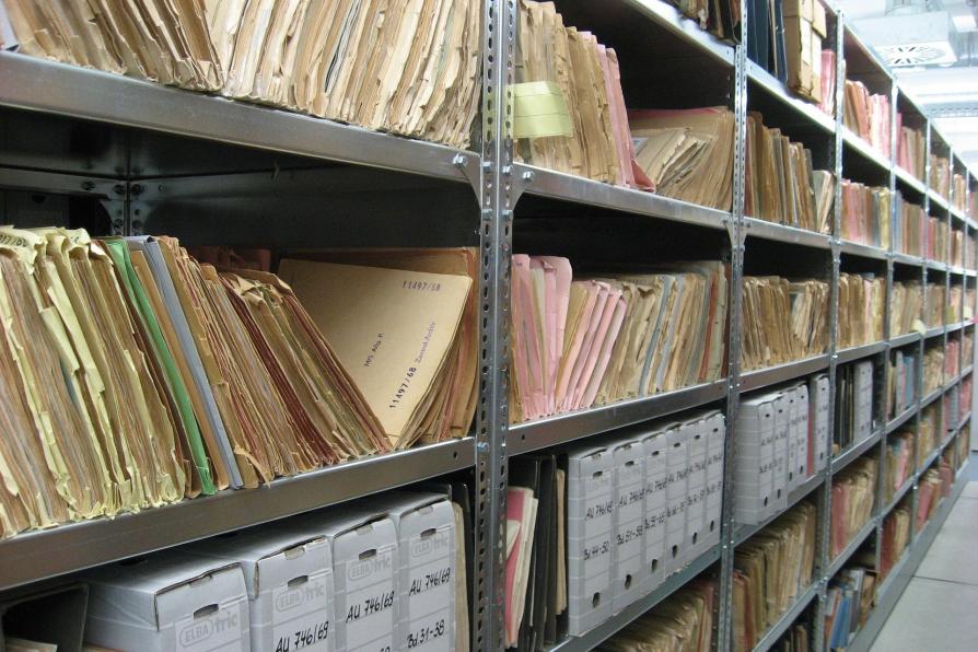 Archivregal mit Akten