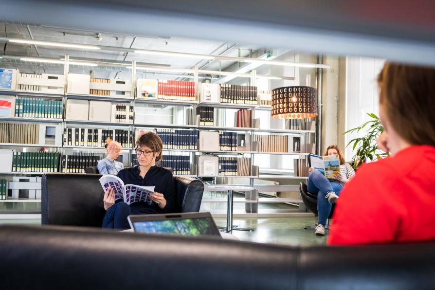 Lesende Personen in der Bibliothek der TU Berlin