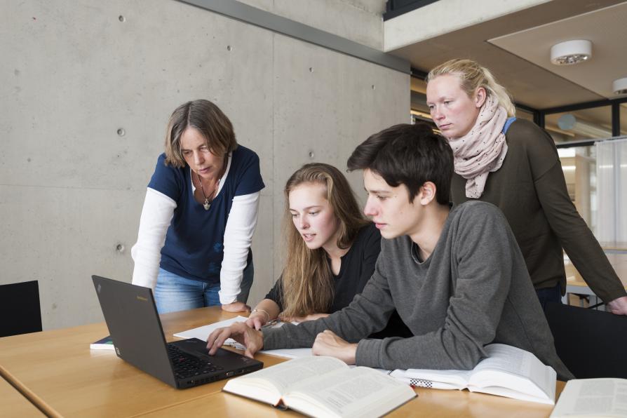 Gruppe plant etwas in der Bibliothek