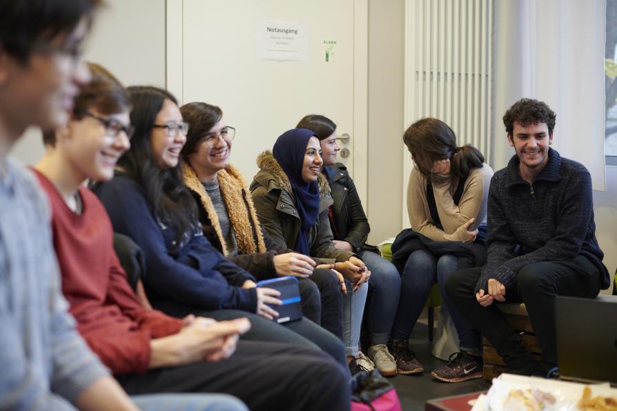 Gemischte Gruppe mit Jugendlichen in der Bibliothek