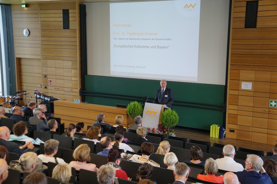 Ein herr hält einen Vortrag beim Bayerischen Bibliothekstag vor einem größerem Publikum