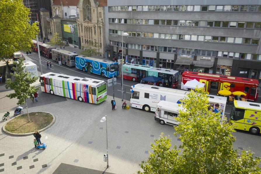 Fahrbibliotheksbusse stehen entlang einer Straße