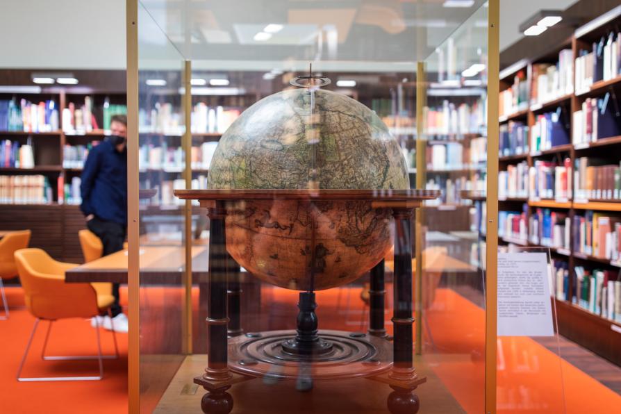 Globus hinter Glas in der Staatsbibliothek