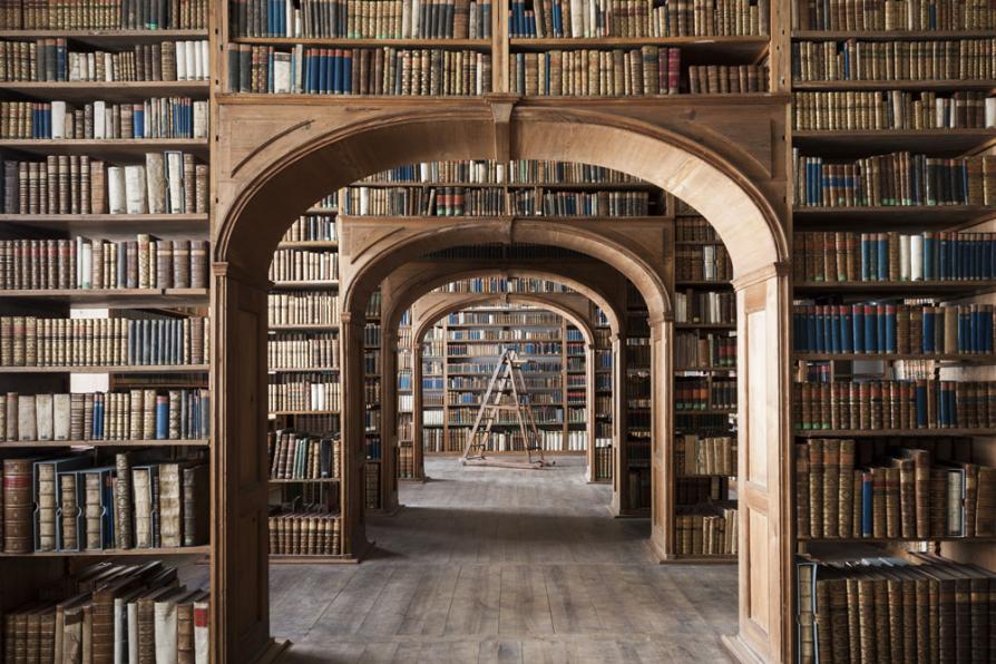 Oberlausitzische Bibliothek der Wissenschaft von innen, wo vielle alte Büchern in alten Holzregalen mit Rundbögen stehen. Auch der Boden ist Holz.