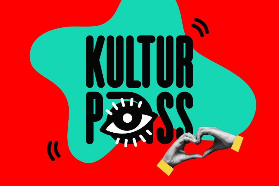 Rote Grafik mit grünem Klecks, auf dem in Schwarz "KulturPass" steht. Darunter Hände, die ein Herz zeigen.
