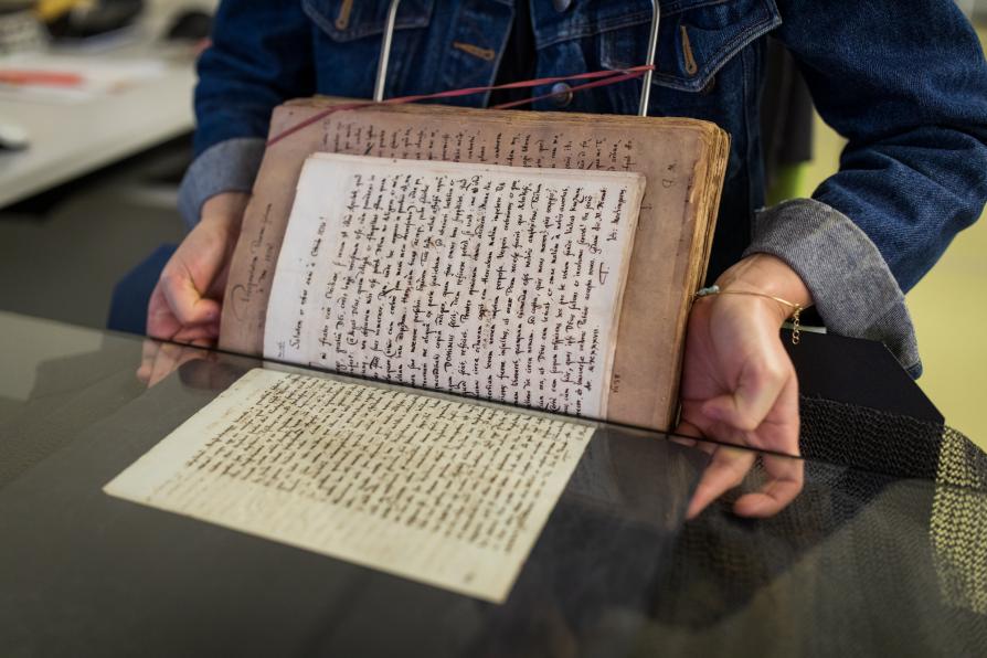 Buch mit alter Handschrift im Scanner