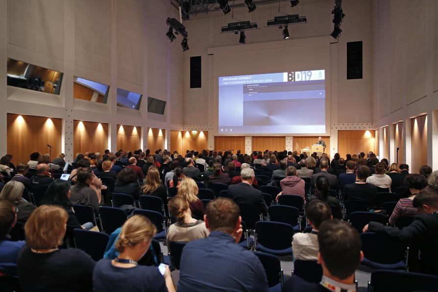 Veranstaltung beim Bibliothekskongress mit sehr vielen Zuschauern von hinten fotografiert.