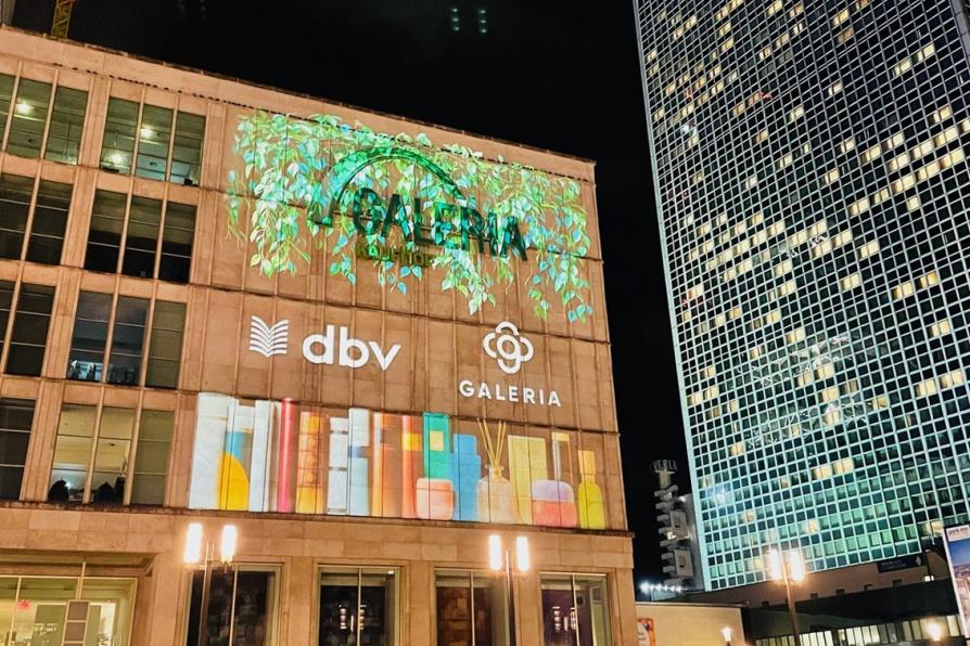 Außenansicht der beleuchteten Galeria Kaufhof am Alex