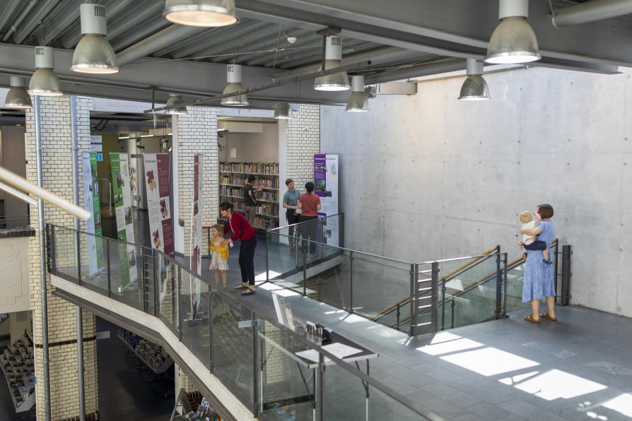 Personen in der Bibliothek