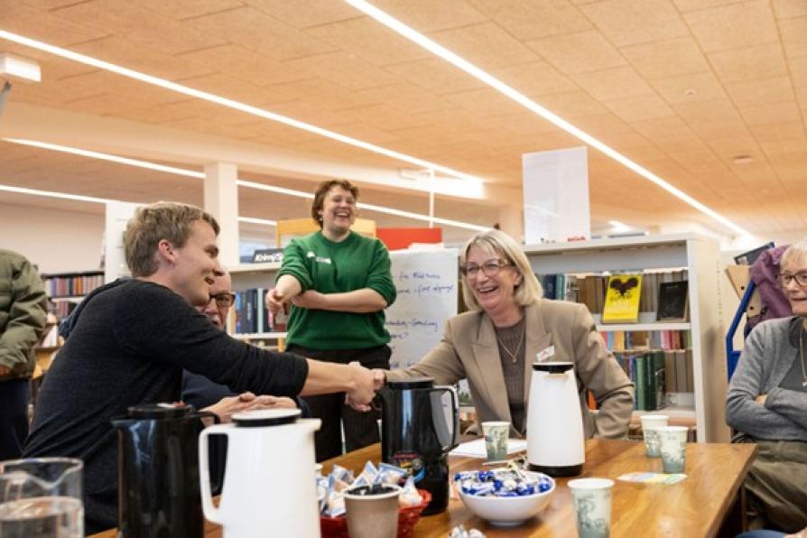 In der neuen Veranstaltungsreihe „Kaffee und Politik“ der Bibliotheken von Aarhus treffen sich Kandidat*innen für den Stadtrat mit Bürger*innen zu informellen Gesprächen über lokale Themen.