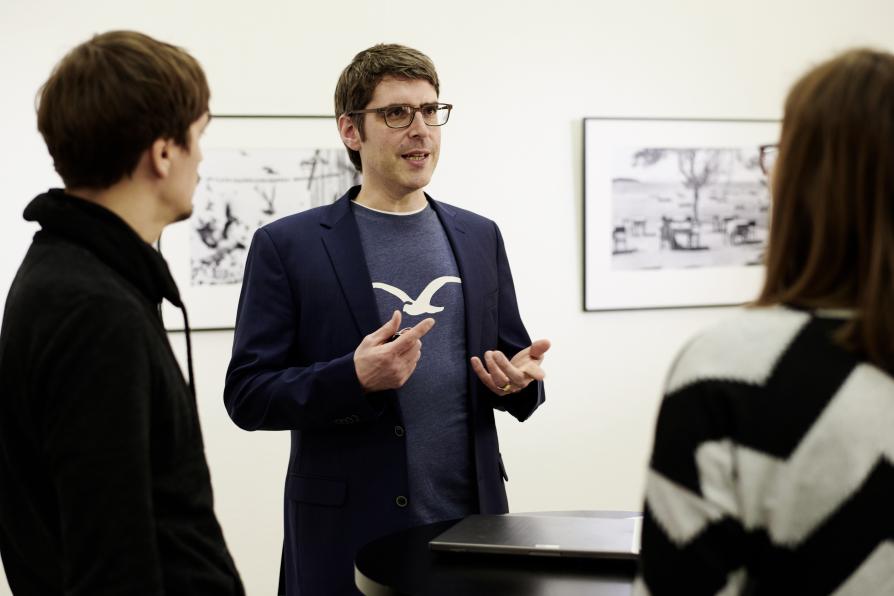 Mehrere Personen im Gespräch.