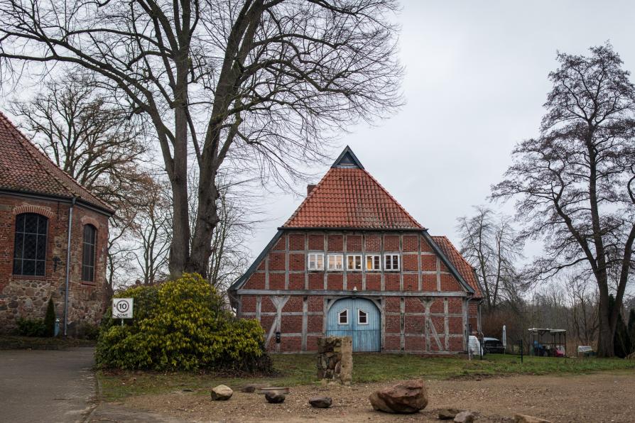 Ein Bibliotheksgebäude in ländlicher Umgebung