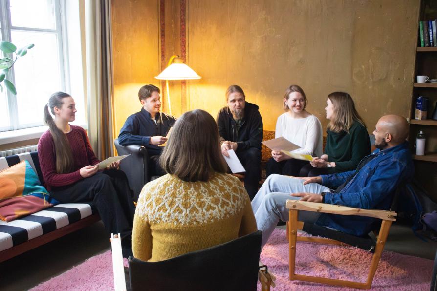 Eine Gruppe Menschen sitzt zusammen und führt ein Gespräch