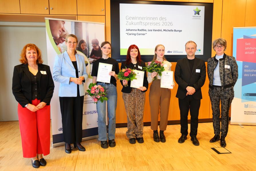 Preisträgerinnen des „Zukunftspreis“ des db-Landesverbandes mit Urkunden und Blumen