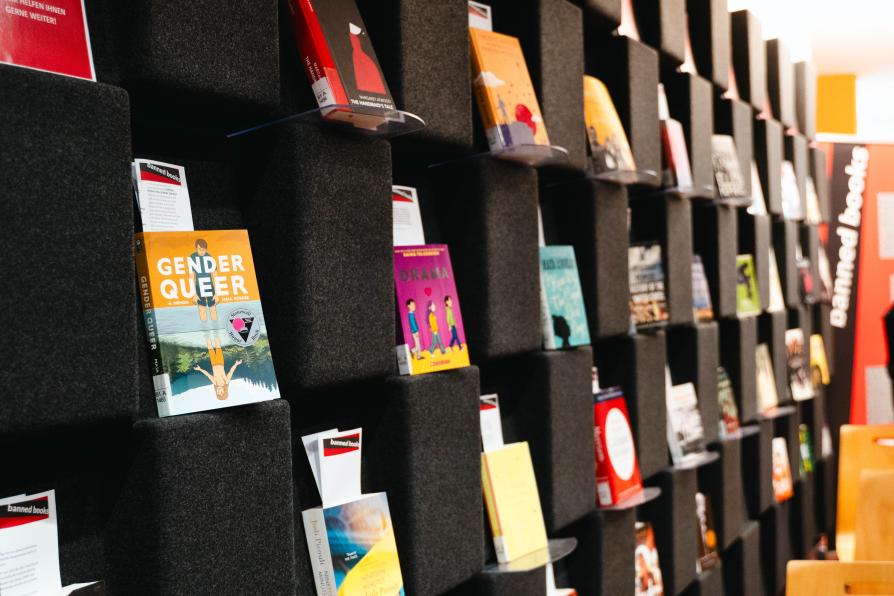 Bücherreagl mit verbannten Büchern