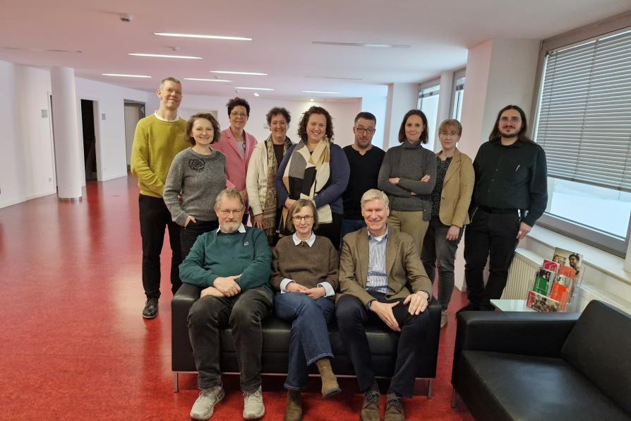 Zwölf Personen für ein Foto aufgereiht