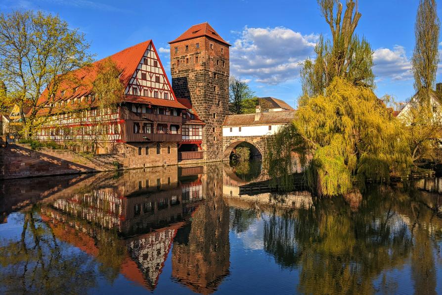 Häuser und Brücke am Wasser in Nürnberg