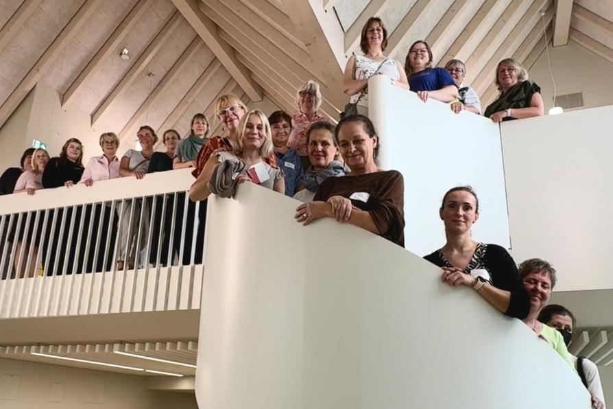Personen auf einer Treppe in einer Bibliothek