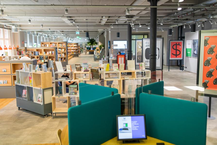 Blick in die Bibliothek mit Bücherregalen